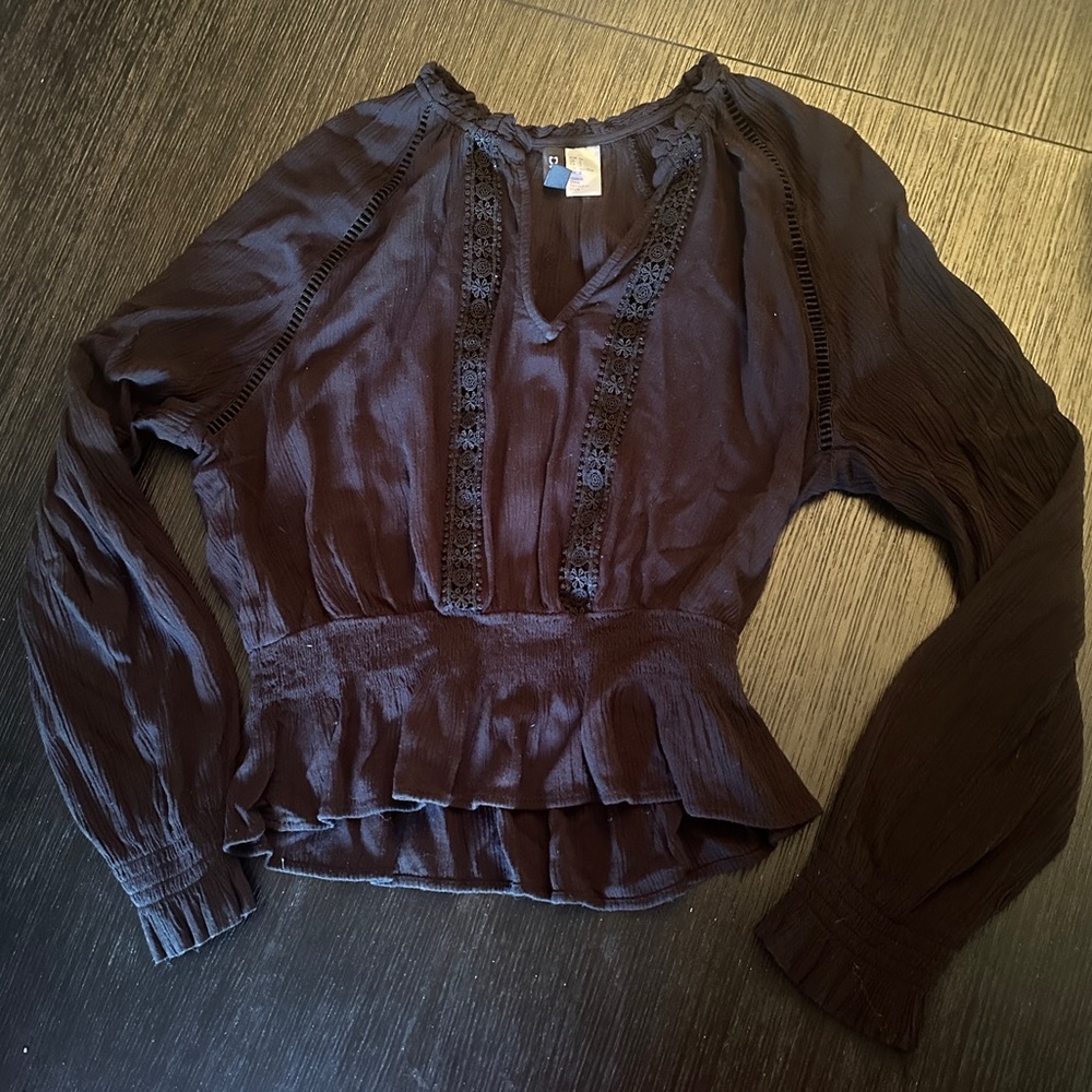 Divided Blouse with Lace Detail